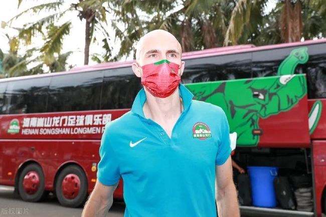 据德国媒体Sport1拜仁方面记者Kerry Hau报道，拜仁确实联系了阿劳霍，后者倍感荣幸，但现阶段无意离开巴萨。